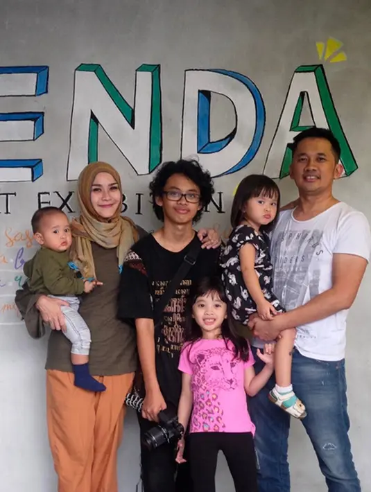 "Macam-macam. Sesuai dengan apa yang dia paling suka. Kalau puasa dia kita kasih komplimen. Kita tawarin, nanti mau buka pakai apa, dia yang rekues menu. Bagi kami itu juga termasuk komplimen," ujar Zaskia Senin (5/6). (Instagram/zaskiadyamecca)