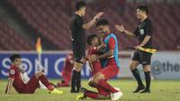 Pemain Timnas Indonesia, Todd Rivaldo, bersama Rafli Mursalim merayakan kemenangan atas UEA pada laga AFC U-19 Championship di SUGBK, Jakarta, Selasa (24/10). Indonesia menang 1-0 atas UEA. (Bola.com/Vitalis Yogi Trisna)