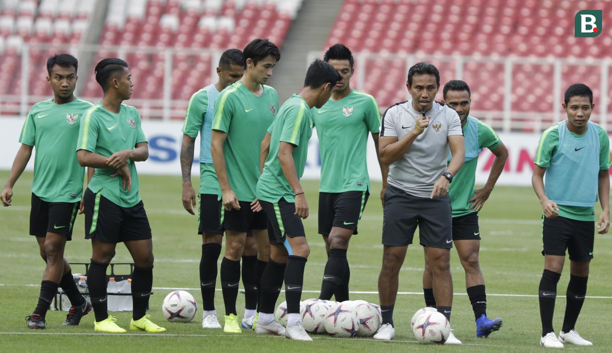 Pelatih Timnas Indonesia, Bima Sakti, memberikan instruksi saat latihan di SUGBK, Jakarta, Sabtu (24/11). Latihan ini persiapan jelang laga Piala AFF 2018 melawan Filipina. (Bola.com/Vitalis Yogi Trisna)