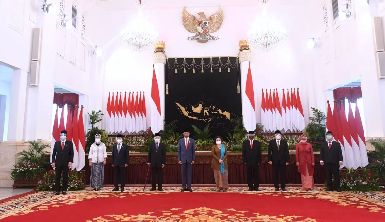 Presiden Joko Widodo foto bersama dengan Dewan Pengarah Badan Riset dan Inovasi Nasional (BRIN) di Istana Negara, Jakarta, Rabu (13/10/2021). Selain Megawati, ada sembilan orang lain yang ditetapkan sebagai Dewan Pengarah BRIN. (Foto: Lukas– Biro Pers Sekretariat)