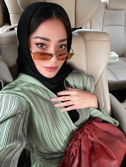Penampilan Nikita Willy dengan menggunakan karudung pun sukses curi perhatian publik. Bahkan,banyak pula netizen yang memuji penampilan Nikita yang tetap terlihat menawan. (Liputan6.com/IG/@nikitawillyofficial94)