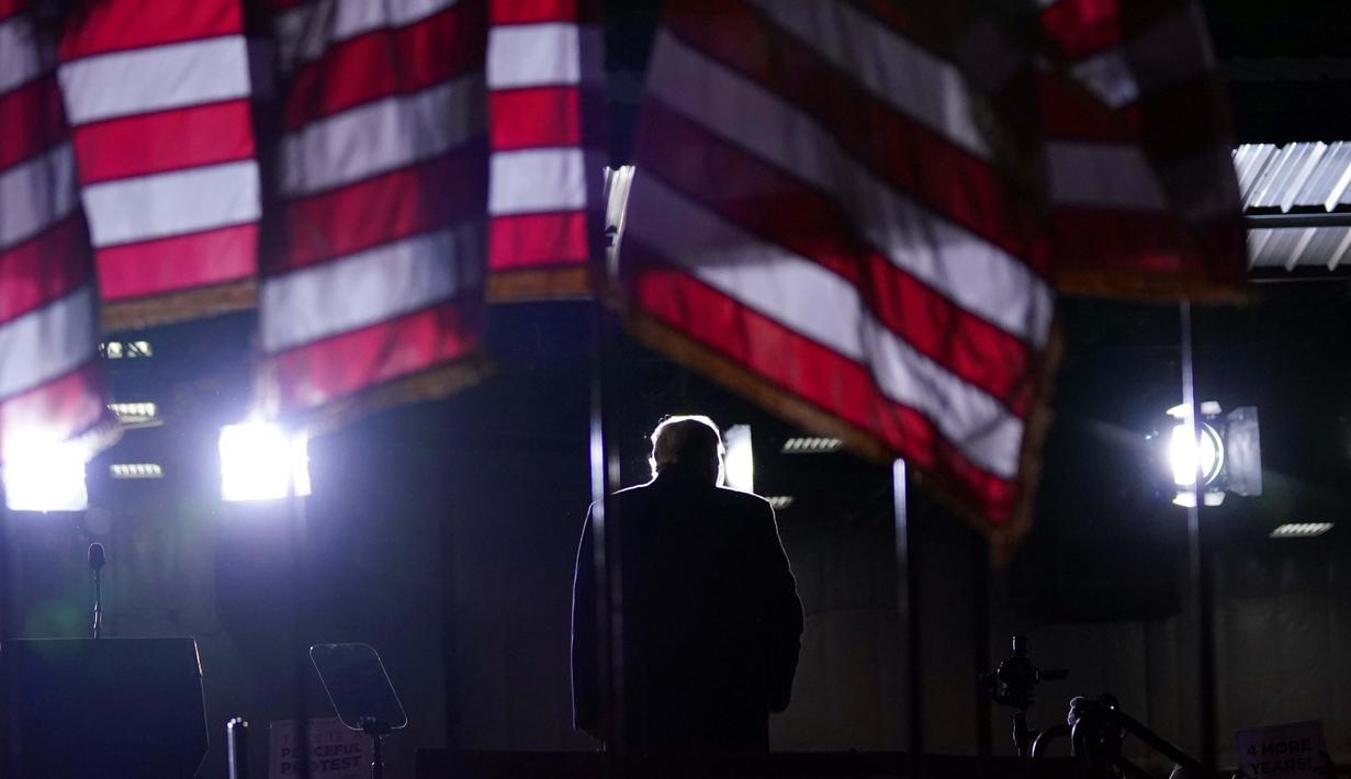 Presiden Donald Trump selesai berbicara dalam rapat umum kampanye di Mosinee, Wis., Kamis (17/9/2020). (AP Photo / Evan Vucci)