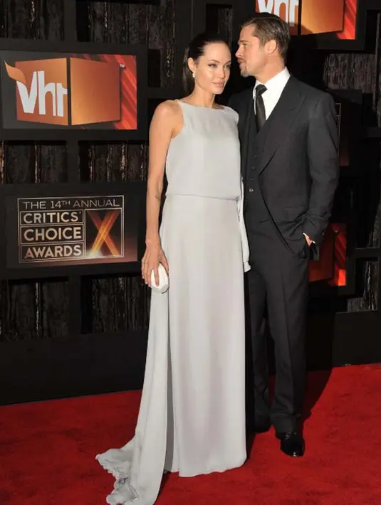 “Brad berjalan lebih dulu dan mereka pun saling berpelukan. Dalam dekapan masing-masing tangisan keduanya pun begitu pecah,” ujar Ian Halperin. (AFP/Frazer Harrison)