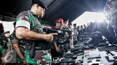 Panglima TNI Jenderal Gatot Nurmantyo memeriksa kelengkapan senjata usai Apel Gelar Pasukan Pengamanan KTT OKI ke-5 di Silang Monas, Jakarta Pusat, Selasa (1/3/2016). (Liputan6.com/Faizal Fanani)