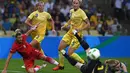 Striker Jerman, Alexandra Popp, berusaha mencetak gol ke gawang Swedia pada final sepak bola putri Olimpiade Rio 2016 di Stadion Maracana, Sabtu (20/8/2016). (AFP/Vanderlei Almeida)