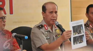 Kepala Divisi Humas Mabes Polri Brigjen Pol Boy Rafli Amar  menunjukan foto poses pemulangan Hartawan Aluwi terpidana kasus Bank Century menuju Jakarta oleh Tim Mabes Polri saat rilis di Mabes Polri, Jakarta, Jumat (22/4).(Liputan6.com/Gempur M Surya)