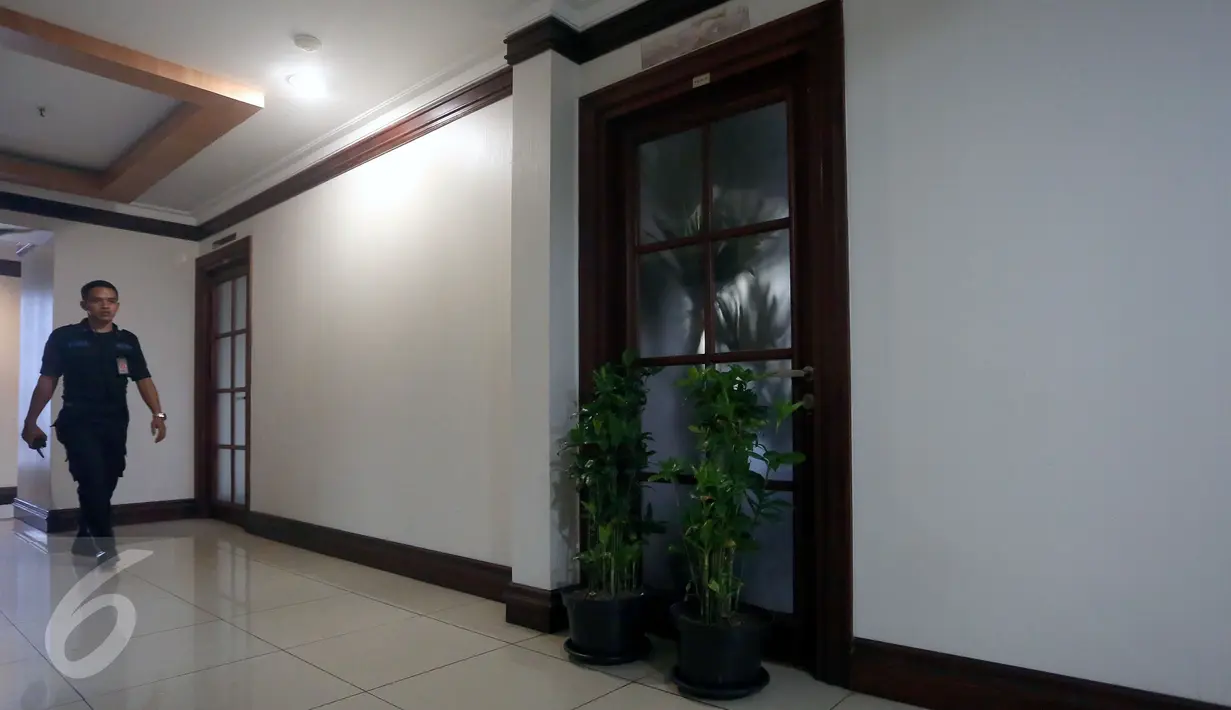 Dua buah pot berada di depan pintu dari ruang kerja Wakil Ketua DPD RI, Jakarta, Rabu (5/4). Ruangan kerja Wakil Ketua DPD yang sebelumnya ditempati GKR Hemas dan Farouk Muhammad didapati dalam keadaan terkunci. (Liputan6.com/Johan Tallo)