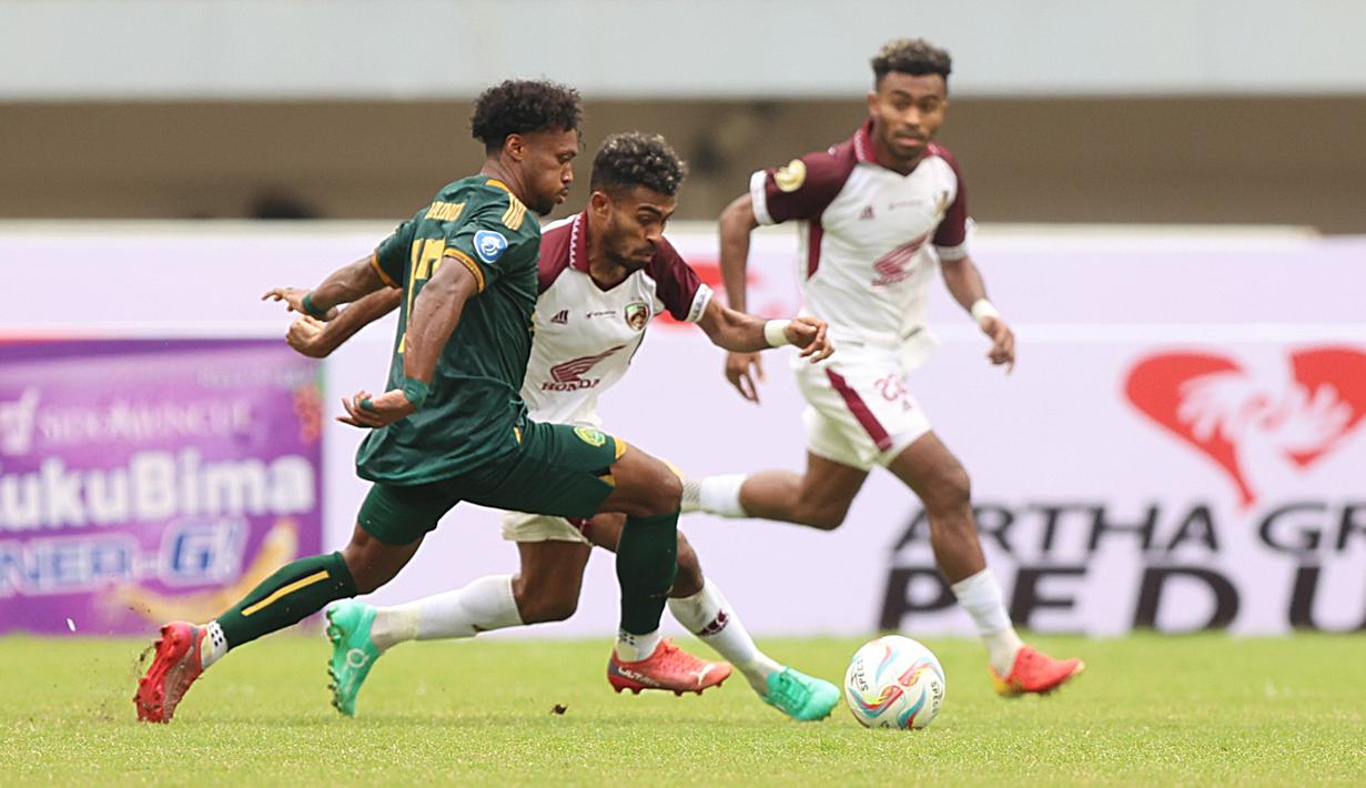 Pemain PSM Makassar, Yance Sayuri (tengah), berusaha melewati hadangan pemain Persikabo 1973, Kainoa Agrifino Locquaio Bailey (kiri), dalam pertandingan lanjutan pekan ketiga BRI Liga 1 2023/2024 yang berlangsung di Stadion Pakansari, Cibonong, Jawa Barat, Jumat (14/7/2023). (Bola.com/Abdul Aziz)