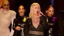 Penampilan Christina Aguilera di atas panggung dalam acara pembukaan New York Fashion Week di New York City, AS (9/9). Christina Aguilera tampil seksi menggenakan busana hitam jaring-jaring. (AFP Photo/Fernanda Calfat)