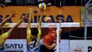 Pemain putri Jakarta Bank DKI, Rindy Puspaningrum (kanan) melakukan smash saat berlaga melawan Jakarta PGN Popsivo di putaran kedua pekan ketiga Pertamina Proliga 2015 di Hall A GBK Senayan, Jakarta, Jumat (20/3/2015). (Liputan6.com/Helmi Fithriansyah)