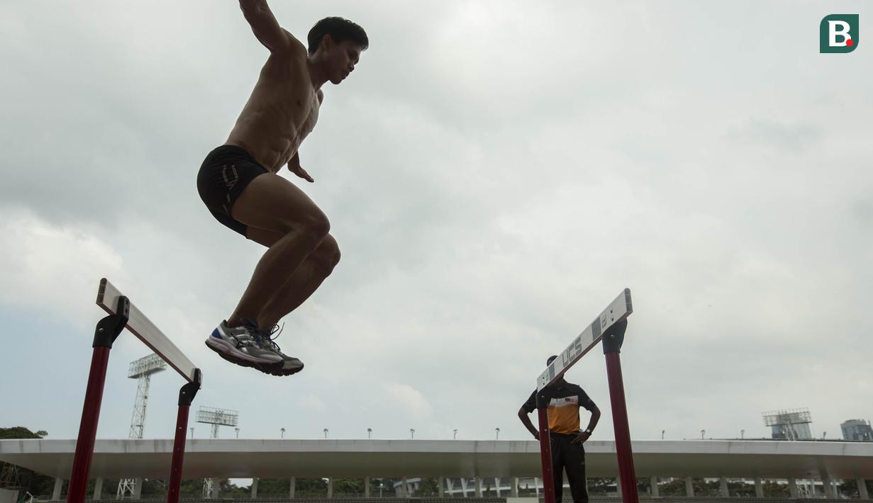 Atlet atletik asal Malaysia melompat saat latihan di Stadion Madya Senayan, Jakarta, Sabtu (10/2/2018). Latihan ini merupakan persiapan jelang Invitation Tournament Asian Games 2018. (Bola.com/Vitalis Yogi Trisna)
