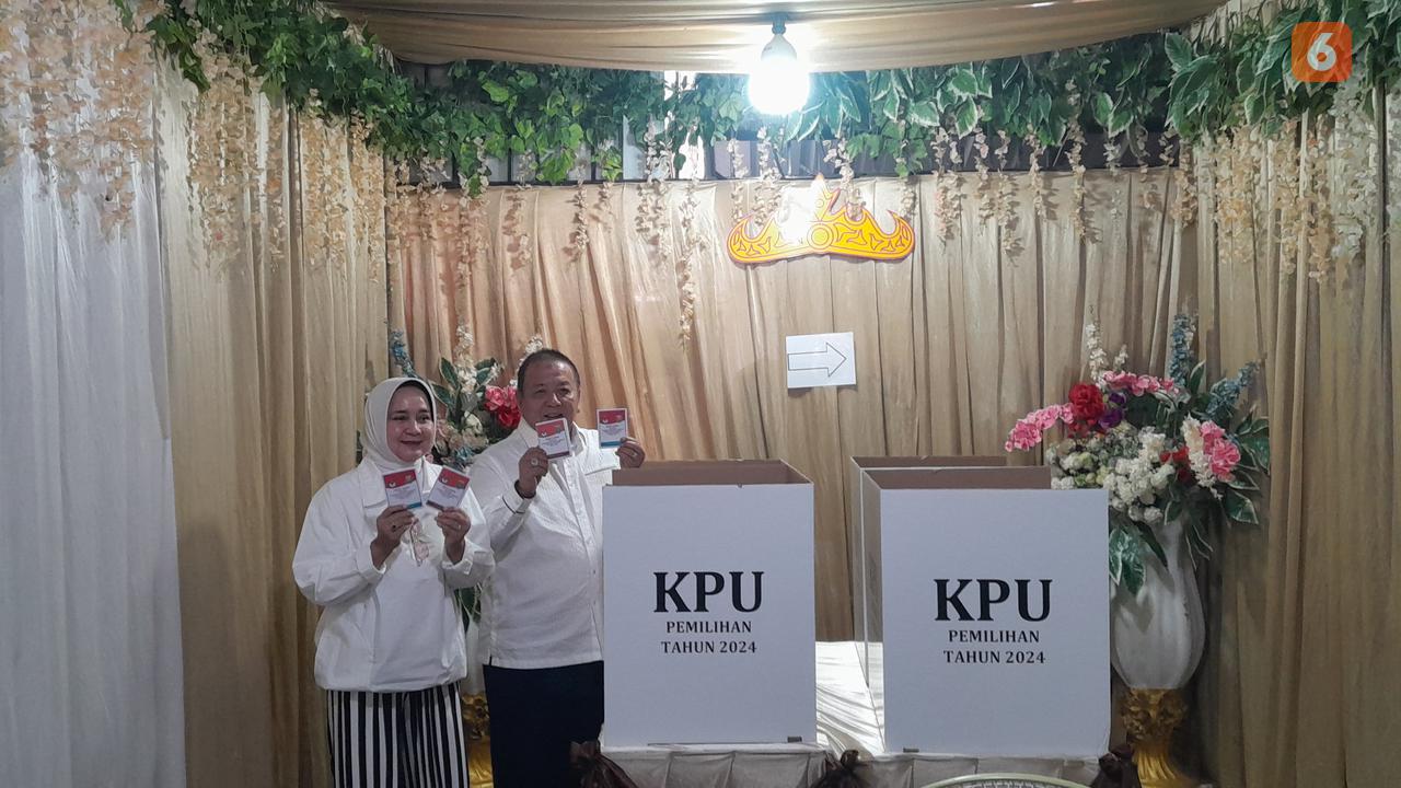 Arinal Djunaidi bersama sang istri, Riana Sari menyoblos di TPS 10 Sepang Jaya, Lasuhan Ratu, Bandar Lampung. Foto: ( Liputan6.com/Ardi).