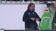 Juara bertahan Bundesliga Bayern Munich bangkit dari tertinggal satu gol untuk menuai kemenangan susah payah atas Wolfsburg di Vol...