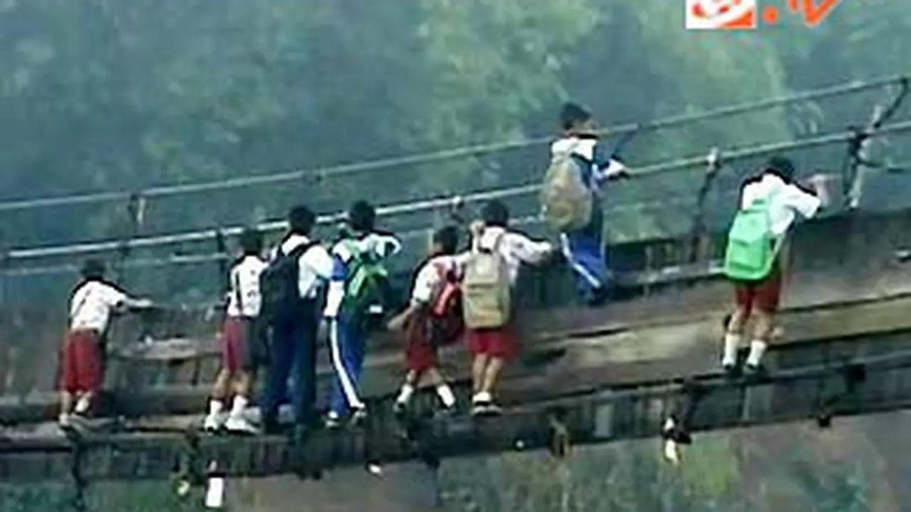 120121cjembatan-lebak.jpg
