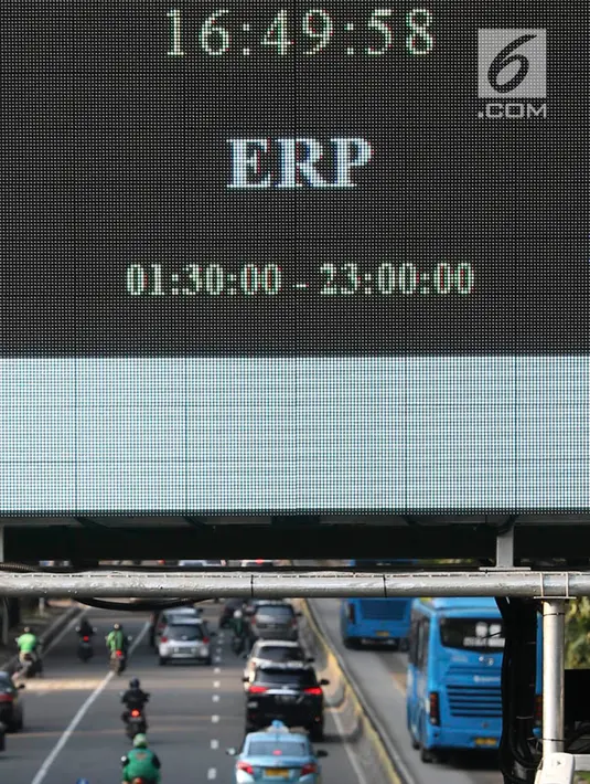 Kendaraan melintas di bawah rambu sistem jalan berbayar atau electronic road pricing ( ERP) di Jalan Merdeka Barat, Jakarta, Kamis (14/2). Meskipun rambu telah dipasang, penerapan ERP hingga saat ini masih terus dikaji. (Liputan6.com/Immanuel Antonius)