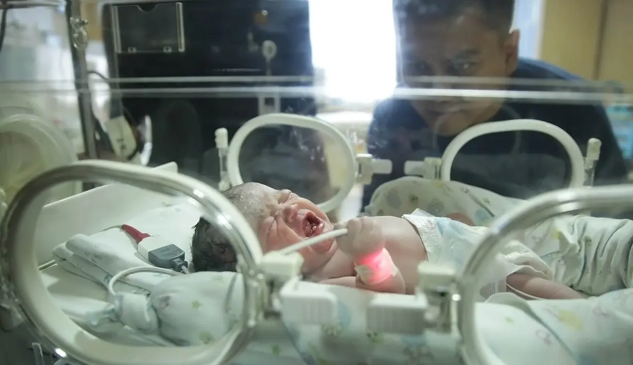 Akibat kesibukannya masing-masing, pasangan ini juga belum mempersiapkan nama buat buah hatinya. Tapi yang pasti, keduanya sepakat memberikan embel-embel Roro seperti kakaknya. (Bambang E. Ros/Bintang.com)