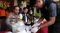 Petugas Laboratorium Forensik Polda Riau menguji barang bukti narkoba jenis sabu yang ditangkap oleh personel Polresta Pekanbaru. (Liputan6.com/M Syukur)