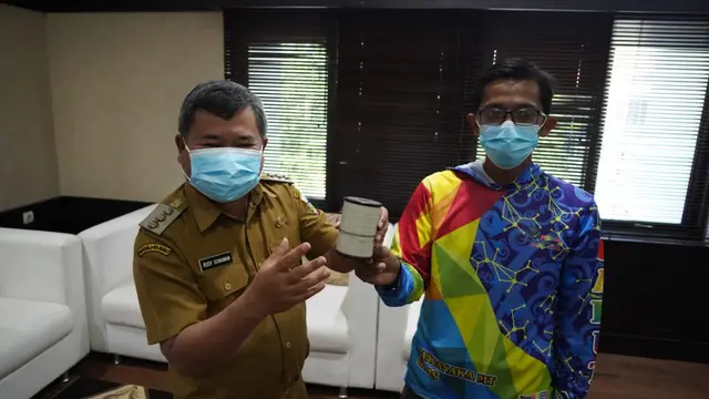 Bupati Garut Rudy Gunawan menunjukan benang layangan kualitas ekspor asal Garut, Jawa Barat hasil olah tangan komunitas layangan kota Intan.