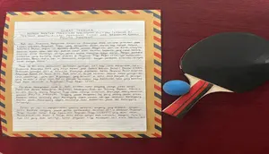Surat pernyataan sikap dan hadiah raket pingpong dari UB Malang untuk Mendikbud Ristek sebagai kritik dan penolakan kenaikan biaya UKT 2024 (Istimewa)