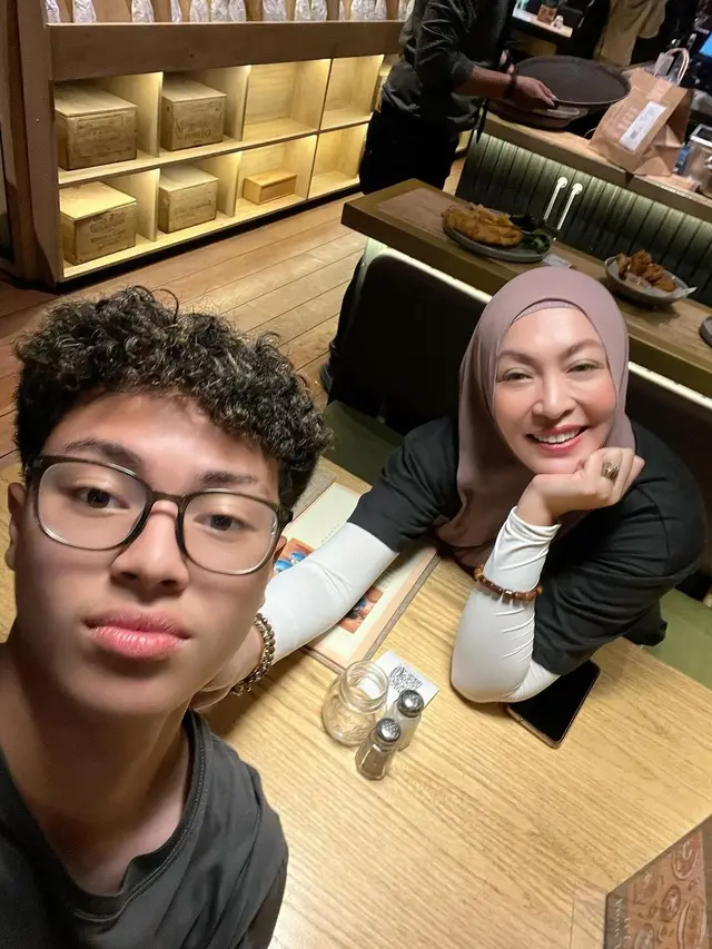 Potret Keanu Massaid bersama sang ibu saat quality time (Sumber: Instagram/@angelinasondakh09)