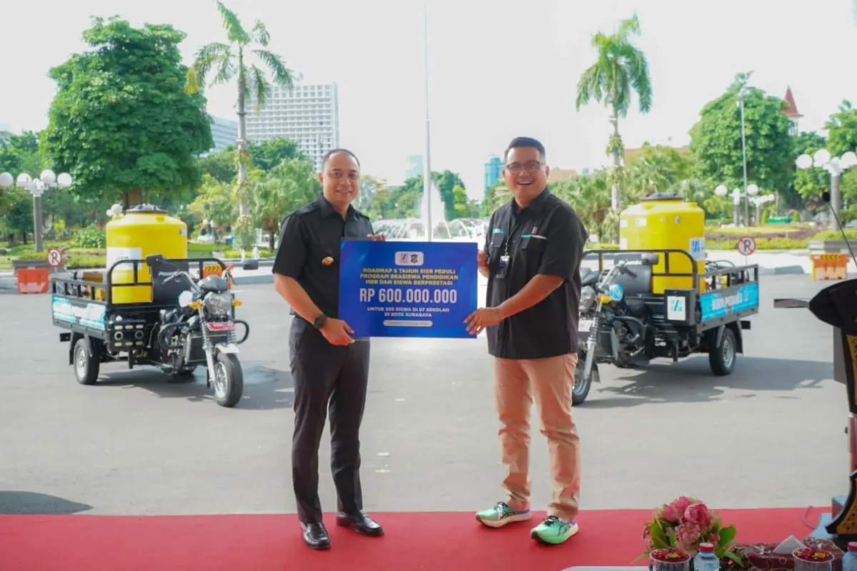 Eri Cahyadi menerima program Tanggung Jawab Sosial dan Lingkungan (TJSL) PT SIER senilai Rp 715 juta. (Istimewa)