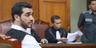 Aktor Fachri Albar menjalani sidang perdana kasus narkoba yang menjeratnya Februari 2018 silam. Sidang digelar di Pengadilan Negeri Jakarta Selatan Senin (15/5/2018). (Nurwahyunan/Bintang.com)