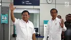 Presiden terpilih Joko Widodo atau Jokowi dan Ketua Umum Partai Gerindra Prabowo Subianto melambaikan tangan saat bertemu di Stasiun MRT Lebak Bulus, Jakarta, Sabtu (13/7/2019). Keduanya tampak akrab saat bertemu. (Liputan6.com/JohanTallo)