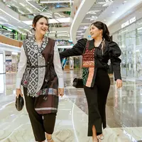 Ini merupakan penampilan terbaru dari keduanya saat menghadiri acara fashion show. Di sini, baik Kahiyang dan Erina Gudono mengenakan busana bersiluet modern dengan sentuhan kain wastra. Mana gaya favoritmu, Sahabat FIMELA? [Foto: Instagram/ayanggkahiyang]