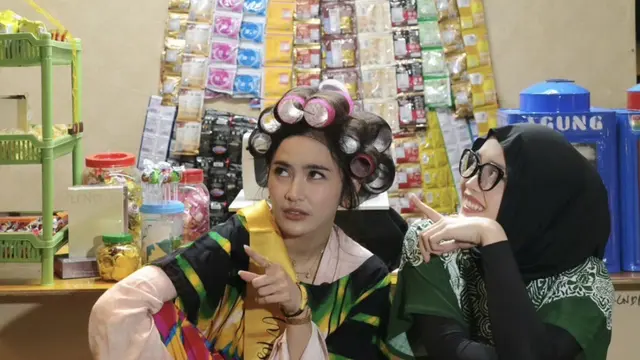 Putri Delina kenakan daster saat Mahalini Dapat Kejutan Ulang Tahun ke-26. [@putridelinaa]