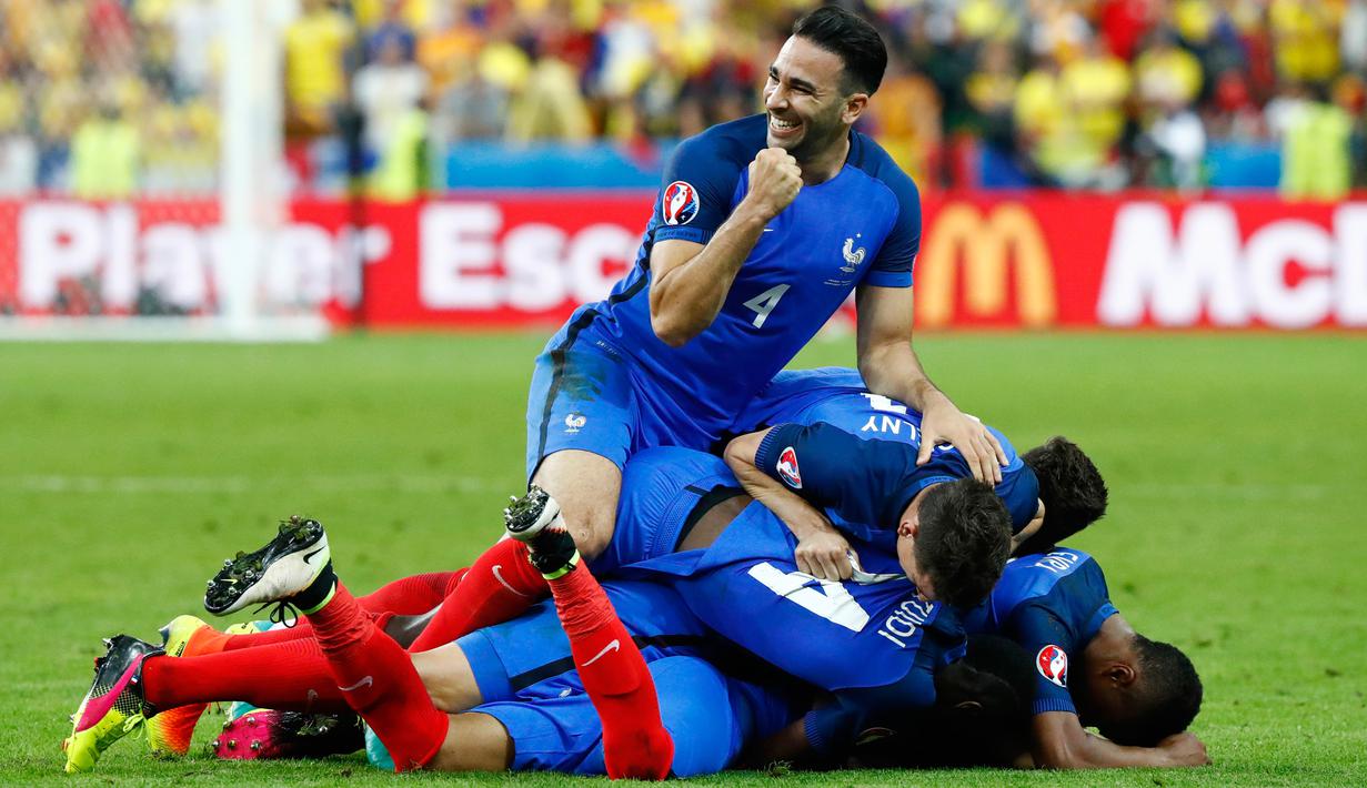 Pemain Prancis merayakan gol Dimitri Payet saat melawan Rumania di Euro 2016, Stade de France, Prancis (11/6). Prancis menang dramatis di menit-menit akhir dengan skor 2-1. (Reuters/ Christian Hartmann)