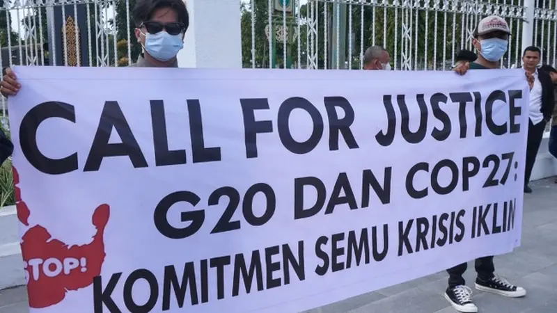 Aksi yang dilakukan sejumlah aktivis lingkungan mengkritisi KTT G20 Bali di depan kantor Gubernur Riau.