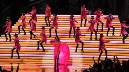 Penampilan Shania Twain dalam acara American Music Awards (AMA) 2019 di Microsoft Theater, Los Angeles, Amerika Serikat, Minggu (24/11/2019). Penyanyi berusia 54 tahun tersebut tampil enerjik dengan membawakan medley sejumlah lagu populer. (Photo by Chris Pizzello/Invision/AP)