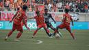 Pemain Persija Jakarta, Dony Tri Pamungkas mencoba menahan tendangan pemain Semen Padang pada laga pekan terakhir BRI Super League 2025/2026 pada Sabtu (23/5) sore WIB. (Bola.com/Abdul Aziz)