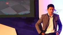 Rio Haryanto bersiap diatas panggung dengan setelan jas abu-abu saat menerima penghargaan pada acara IMI Awards di Hotel Borobudur, Jakarta, Kamis (17/12/2015). (Bola.com/Nicklas Hanoatubun)