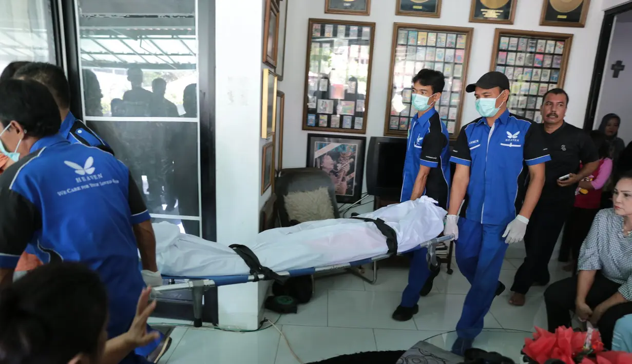 Jenazah Benny Panjaitan atau Benny Panbers kini sudah dibawa ke rumah duka di RS Dharmais, Jakarta Barat, untuk disemayamkan.  (Adrian Putra/Bintang.com)