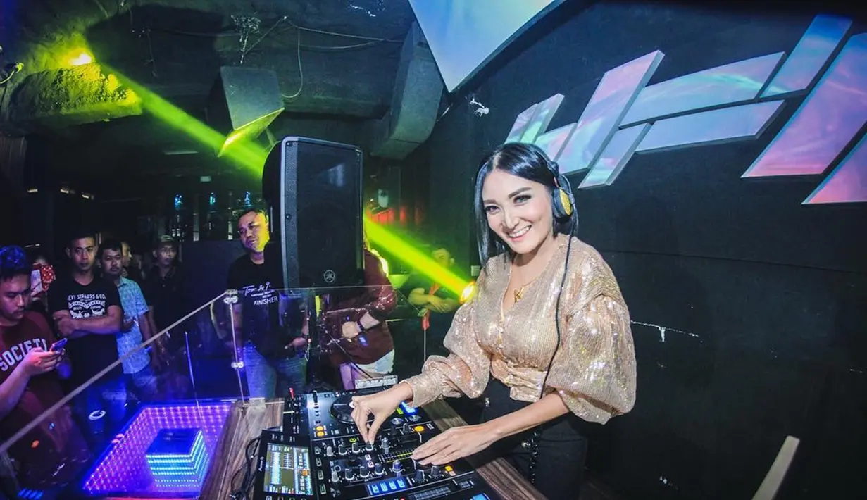 Tak seperti stigma kebanyakan orang jika DJ berpakaian seksi, wanita berusia 37 tahun ini justru tampil casual dan juga santai. (Liputan6.com/IG/@kikiamaliaworld)
