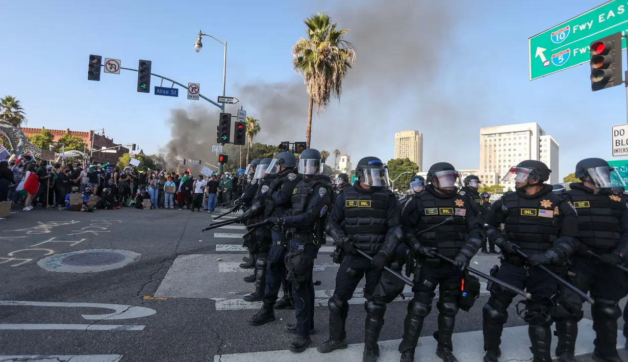 Mereka memblokir jalan bebas hambatan utama dan membakar kendaraan. (RINGO CHIU/AFP)
