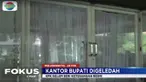 Tim yang berjumlah sekitar 10 orang langsung menggeledah ruang kerja Bupati dan Wakil Bupati Mojokerto serta sekretaris daerah.