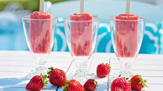 ilustrasi es krim stroberi