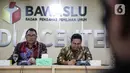 Anggota Bawaslu, Fritz Edward Siregar (kiri) dan Rahmat Bagja  memberikan keterangan  secara live streaming membahas Rekomendasi Bawaslu terkait Antisipasi Dampak Virus Covid -19 terhadap Pilkada Tahun 2020, Jakarta, Selasa (17/3/2020). (Liputan6.com/Faizal Fanani)