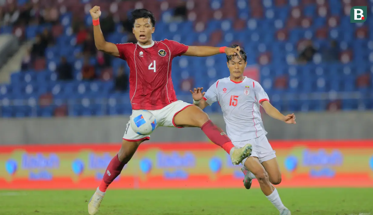 Pemain Timnas Indonesia U-22, Kadek Arel melakukan duel dengan pemain Myanmar U-22 pada pertandingan SEA Games 2025 di 700th Anniversary Stadium, Chiang Mai, Jumat (12/12/2025). (Bola.com/Bagaskara Lazuardi)