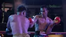 Ilham Leoisa (kanan) memukul di wajah petinju Thailand, Paiboon Lorkham pada kelas Super-Lightweight Mahkota Boxing Super Series di Cilandak Town Square, Jakarta (10/3/2018). Ilham menang angka mutlak. (Bola.com/Nick Hanoatubun)