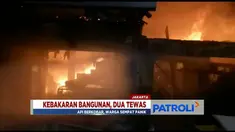 Warga dibantu petugas membersihkan puing dan mencari harta yang tersisa usai kebakaran di Pasar Kambing, Tanah Abang.