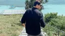 Pria kelahiran 10 Juli 1987 itu gagah tiada duanya saat berpose membelakangi kamera. Kemeja hitam senada dengan kacamata sukses memberikan kesan macho. (Liputan6.com/IG/@andrewandika).
