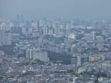Suasana gedung bertingkat yang diselimuti kabut di Jakarta, Kamis (15/5/2025). (Liputan6.com/Angga Yuniar)