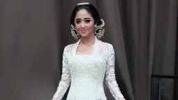 Dewi perssik tampak anggun memakai kebaya putih bersih dengan sanggul. Ia juga mendapat banyak pujian dari netizen. (Liputan6.com/IG/@dewiperssikreal)