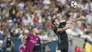 Gelandang Real Madrid, Gareth Bale, berebut bola dengan bek Manchester City, Nicolas Otamendi, pada laga ICC di Stadion Memorial Coliseum, California, Rabu (26/7/2017). Manchester City menang 4-1 atas Real Madrid. (EPA/Paul Buck)