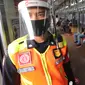 Petugas memakai pelindung wajah dan masker dalam gerbong KRL tujuan Jakarta di Stasiun Bogor, Jawa Barat, Kamis (11/6/2020). PT KCI membatasi jumlah penumpang 35- 40 persen dari kapasitas untuk jaga jarak aman antarpengguna KRL atau sekitar 74 penumpang per gerbong. (merdeka.com/Arie Basuki)