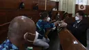 Umat Kristiani melakukan prosesi ibadah misa Jumat Agung pada rangkaian Hari Raya Paskah di Gereja Immanuel, Jakarta, Jumat (2/4/2021). Perayaan Jumat Agung tersebut mengajak umat kristiani mengenang wafatnya Isa Almasih. (Liputan6.com/Herman Zakharia)