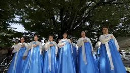 Sejumlah Wanita sedang  mendengarkan lagu kebangsaan yang didedikasikan untuk memperingati 70 tahun  serangan bom Hiroshima, Jepang, Rabu  (5/8/2015).  Jepang akan memperingati jatuhnya bom  Hiroshima pada 6 Agustus 1945.  (REUTERS/Toru Hanai)